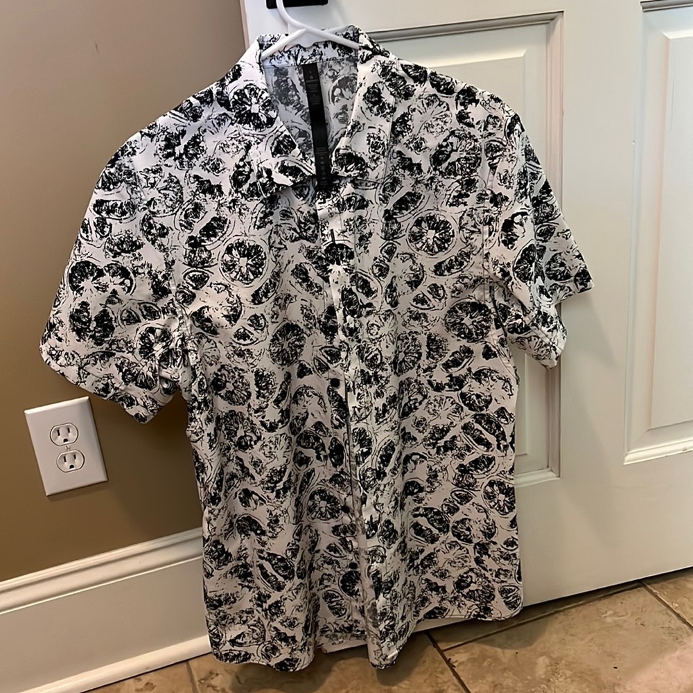 Lululemon Short Sleeve Men's Button Down Shirt - Size Large